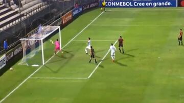 El insólito gol que le anotaron a Palestino en Lima