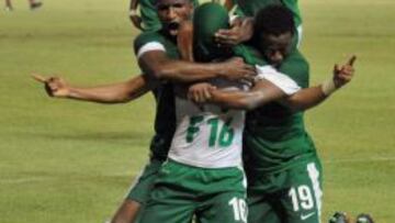 El jugador de Arabia Saud&iacute; Yousef Mansour celebra con sus compa&ntilde;eros uno de los goles contra Indonesia. 