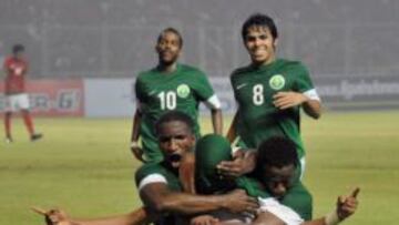 El jugador de Arabia Saud&iacute; Yousef Mansour celebra con sus compa&ntilde;eros uno de los goles contra Indonesia. 