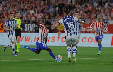 El Atlético reaccionó con rapidez. Lookman recibió dentro del área, se giró y sacó un disparo raso ajustado al palo para devolver la igualdad al marcador.