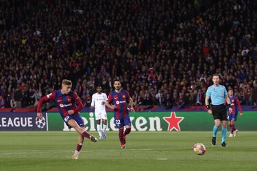 Raphinha centra raso desde la banda izquierda, deja pasar Robert Lewandowski y el canterano azulgrana, dispara raso a la derecha de Alex Meret para anotar el primer tanto.