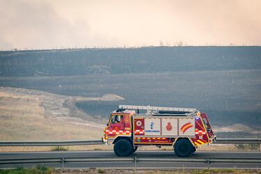 Un coche de bomberos se dirige al incendio, en Navalcarnero.