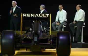 El presidente de Renault Carlos Ghosn presenta junto a los pilotos oficiales Kevin Magnussen y Jolyon Palmer el nuevo Renault RS16 para 2016.