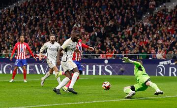 2-1. En un centro del conjunto rojiblanco Camavinga desvía el balón, Lunin duda, también Rüdiger, el portero ucraniano despeja con la mano rebota en el defensa alemán y el esférico termina en los pies de Morata que marca a placer.