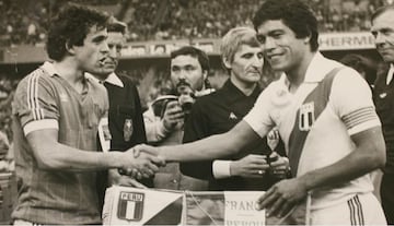 Integró el  plantel que ganó la Copa América de 1975, además de participar en los mundiales de Argentina 78 y de España 82.