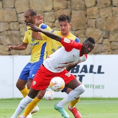 El Cádiz, falto de efectividad, cae ante el Almería con Sadiq titular
