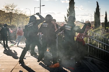 Cargas policiales contra algunos aficionados en las inmediaciones del estadio.