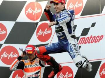El piloto español de MotoGP Jorge Lorenzo en el podio celebrando su triunfo en el Gran Premio de Japón, circuito de Motegi.