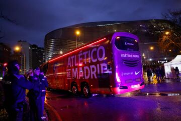 Bufandas al aire, el humo de las bengalas y el autobs del Real Madrid y el del Atltico avanzan entre la niebla... Las aficiones recibieron de esta manera a sus  equipos.