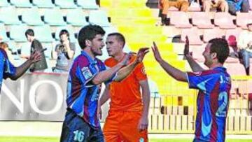 <b>EXCESIVO CASTIGO. </b>Samuel, autor del 2-0, celebra el gol con Jorge Pina, que provocó el penalti que terminó por hundir al Alicante.