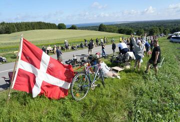 Seguidores disfrutando de la segunda etapa del Tour de Francia 2022. El recorrido tiene 202,2 kilómetros.