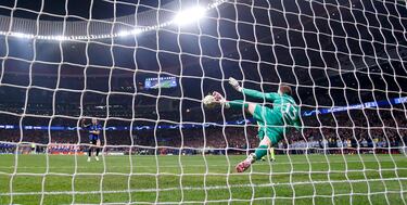 Jan Oblak detiene el tercer penalti de la tanda lanzado por Alexis Sánchez.