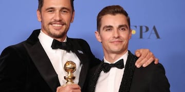 James Franco posa orgulloso junto a su hermano Dave con el Globo de Oro que le acredita como Mejor actor en comedia por The Disaster Artist.