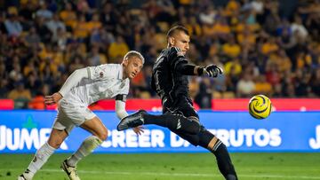 AME3426. MONTERREY (MÉXICO), 28/02/2024.- Nahuel Guzman (d) portero de Tigres patea un balón este miércoles, durante un partido entre Tigres y Juarez correspondiente a la jornada 9 del Torneo Clausura 2024 de la Liga MX, en el estadio Universitario, en Monterrey (méxico). EFE/Miguel Sierra
