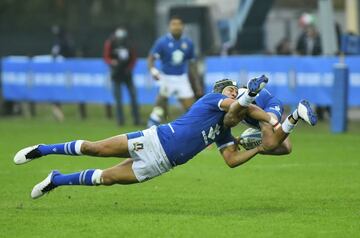 Los Internacionales de Otoño o Autumn Nations Series de rugby, que enfrentan a equipos del hemisferio norte contra los del sur, se encuentran en la ronda final. En la imagen, el italiano Juan Ignacio Brex realiza un espectacular placaje sobre el uruguayo Gaston durante el Italia-Uruguay, que se saldó con triunfo de los locales (17-10).