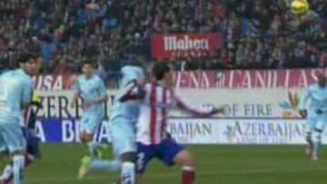 El agarrón de Sissoko a Godín.