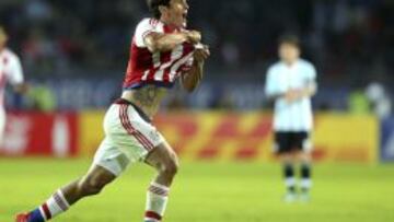 El delantero paraguayo Nelson Haedo Valdez celebra el gol marcado ante Argentina.