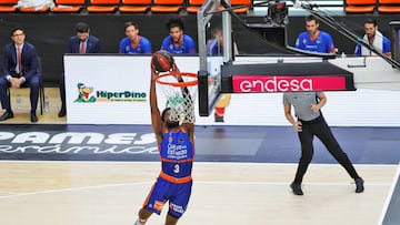 GRAFCVA6329. VALENCIA, 26/06/2020.- El escolta estadounidesne de Valencia Basket, Jordan Loyd, anota en solitario durante el segundo partido de la quinta jornada del grupo B de la fase final de la Liga Endesa que disputan ante Herbalife Gran Canaria en el pabell&oacute;n de la Fuente de San Luis de Val&eacute;ncia. EFE/Manuel Bruque