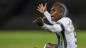 En redes sociales circula un video en el que el atacante ecuatoriano no alcanzó al autobús del equipo en el hotel de concentración, por lo que tuvo que llegar por otros medios.