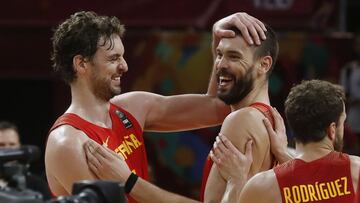 Pau Gasol y Marc Gasol sonríen tras la victoria contra Alemania en el Eurobasket de 2017.