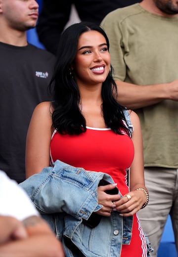 La modelo e influencer nacida en Los ?ngeles, California, y actual pareja del centrocampista ingl¨¦s del Real Madrid, Jude Bellingham, estuvo junto con la madre del futbolista, Denise Bellingham, en las gradas del RCDE Stadium para disfrutar de la victoria de la selecci¨®n inglesa frente a Andorra.