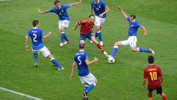 Italia. La selección transalpina nunca había sido goleada por España hasta el 1 de julio de 2012. Sin embargo, la primera vez que España ganaba nítidamente a la azzurra fue en la final de una Eurocopa. En Kiev, Silva, Jordi Alba, Fernando Torres y Mata se encargaron de dejar sin opciones a los italianos. De aquella goleada, siempre quedará en la retina la imagen de Iker Casillas pidiendo al árbitro que señalara el final del partido y la del maestro Andrés Iniesta rodeado de rivales italianos.
(En la imagen rodeado por Christian Maggio (2) Claudio Marchisio (8), Thiago Motta (05), Leonardo Bonucci (19) y Giorgio Chiellini (3))