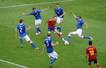 Italia. La selección transalpina nunca había sido goleada por España hasta el 1 de julio de 2012. Sin embargo, la primera vez que España ganaba nítidamente a la azzurra fue en la final de una Eurocopa. En Kiev, Silva, Jordi Alba, Fernando Torres y Mata se encargaron de dejar sin opciones a los italianos. De aquella goleada, siempre quedará en la retina la imagen de Iker Casillas pidiendo al árbitro que señalara el final del partido y la del maestro Andrés Iniesta rodeado de rivales italianos.
(En la imagen rodeado por Christian Maggio (2) Claudio Marchisio (8), Thiago Motta (05), Leonardo Bonucci (19) y Giorgio Chiellini (3)).