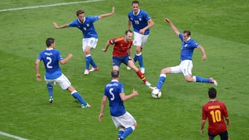 Italia. La selección transalpina nunca había sido goleada por España hasta el 1 de julio de 2012. Sin embargo, la primera vez que España ganaba nítidamente a la azzurra fue en la final de una Eurocopa. En Kiev, Silva, Jordi Alba, Fernando Torres y Mata se encargaron de dejar sin opciones a los italianos. De aquella goleada, siempre quedará en la retina la imagen de Iker Casillas pidiendo al árbitro que señalara el final del partido y la del maestro Andrés Iniesta rodeado de rivales italianos.
(En la imagen rodeado por Christian Maggio (2) Claudio Marchisio (8), Thiago Motta (05), Leonardo Bonucci (19) y Giorgio Chiellini (3))