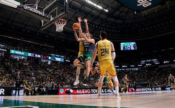 Osetkowski entra a canasta.