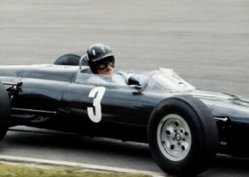 Graham Hill, conocido como Mr. Monaco, (ganó 5 pruebas en 7 años) es el único piloto en conseguir la Triple Corona al conseguir el título de Fórmula 1 (1962 y 1968), las 500 Millas de Indianapolis (1966) y las 24 horas de Le Mans (1972).