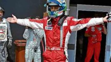 <b>EMOCIONADO. </b>Felipe Massa festejó a lo grande la pole lograda delante de sus aficionados.