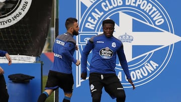 Muntari junto a &Ccedil;olak durante un entrenamiento del Deportivo.