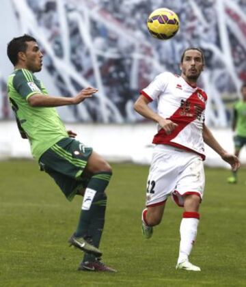 Ica, del Rayo Vallecano y Cabral, del Celta de Vigo, disputan el balón durante el partido de Liga de la duodécima jornada en Primera División que el Rayo Vallecano y el Celta de Vigo disputan hoy en el estadio de Vallecas. 
