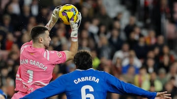 SEVILLA, 25/01/2025.- El guardameta Joan García (i), del Espanyol, bloca un balón ante su compañero Leandro Cabrera (d) durante el partido de la jornada 21 LaLiga que Sevilla FC y RCD Espanyol disputan este sábado en el estadio Sánchez-Pizjuán, en Sevilla.- EFE/José Manuel Vidal