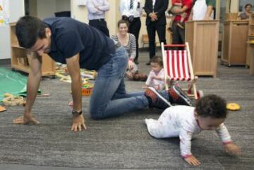 Novak Djokovic durante su visita al Melbourne City Mission's Braybrook Early Learning Centre.