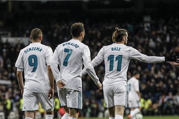 Junto a Bale y Cristiano, Benzema formó uno de los ataques más letales del fútbol moderno. El Madrid se gastó más de 220 millones de euros para juntarlos, pero la inversión mereció la pena. Entre los tres marcaron 442 goles en sus 293 encuentros, con un porcentaje de victoria del 71.1% (201). "Tenías un cohete, que era Bale, y al anotador, Cristiano. Yo era la pieza para que todo funcionara", comentaba Karim una vez se deshizo la sociedad.