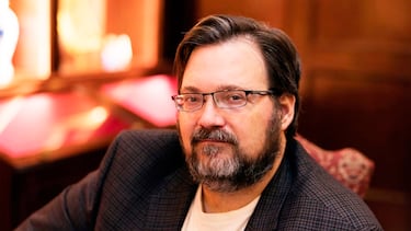 Brandon Sanderson, escritor: “La ignorancia inconsciente es preferible a la estupidez informada”