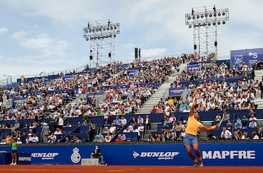 Rafael Nadal sirve a Marcel Granollers durante el tercer día del Barcelona Open en el Real Club de Tenis en 2016. 