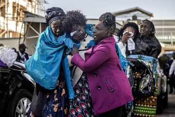 La madre de Kelvin Kiptum, Mary Kangongo (2.a izq.), seguida de su esposa, Asenath Rotich (2.a der.), son consoladas por otros miembros de la familia.