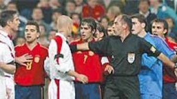 <b>UNA ACTUACIÓN VERGONZOSA. </b>Wayne Rooney desató su impotencia a base de patadas al rival y la Prensa de su país se cebó ayer criticándole por su lamentable comportamiento.