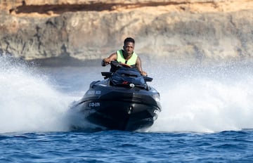 Vinicius Junior disfruta de unos días de vacaciones en la isla de Ibiza.