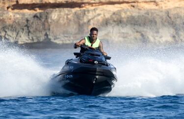 Vinicius Junior disfruta de unos días de vacaciones en la isla de Ibiza.