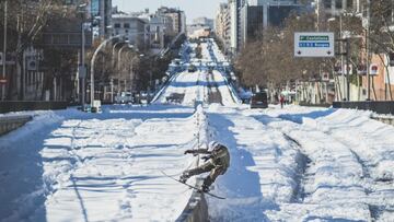 El snowboarder Jaime Castro practicando snowboard en la calle Joaqu&iacute;n Costa de Madrid gracias a las nevadas y la nieve que dej&oacute; el temporal Filomena en enero del 2021. 