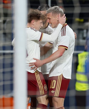 Víctor Muñoz y Dani Olmo festejan juntos el tercer tanto de España, un debut soñado para el joven atacante.