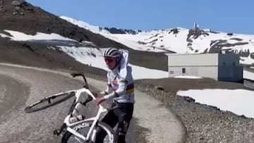 Imagen de Tadej Pogacar moviendo su bici con el viento en el Pico Veleta durante su concentración en Sierra Nevada para preparar el Tour de Francia