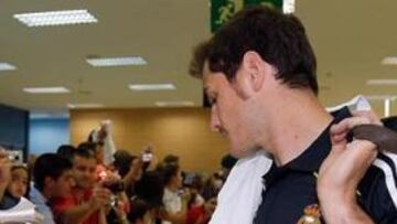 <b>ACLAMADO. </b>Cientos de aficionados pidieron un autógrafo a Casillas a su llegada a Murcia.