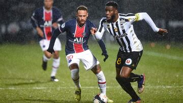 Paris Saint-Germain&#039;s Brazilian forward Neymar (L) vies for the ball with Angers&#039; French defender Ismael Traore  during the French L1 football match between Angers (SCO) and Paris Saint-Germain (PSG) at the Raymond Kopa Stadium in Angers, wester