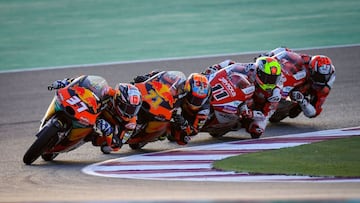 DOHA, 04/04/2021.-El piloto español Pedro Acosta (i) (KTM), este domingo durante la carrera de Moto3 del Gran Premio de Motoclismo disputado en Doha. El piloto mazarronero Pedro Acosta (KTM), debutante en el campeonato del mundo de Moto3, consiguió su primera victoria al imponerse en el Gran Premio de Doha de la categoría a pesar de haber salido desde la calle de talleres para cumplir con la sanción que le había impuesto el panel de comisarios - EFE/Dorna /SOLO USO EDITORIAL/SOLO DISPONIBLE PARA ILUSTRAR LA NOTICIA QUE ACOMPAÑA (CRÉDITO OBLIGATORIO)