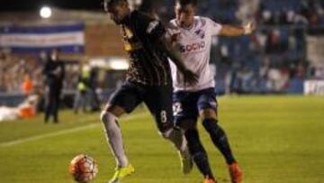 Luis Espino y Walter Montoya pugnan por un balón durante el encuentro de Copa Libertadores entre Nacional de Montevideo y Rosario Central.