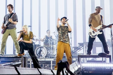 La final de la Champions League 2025 en el Allianz Arena de M¨²nich, Alemania, contar¨¢ con un espect¨¢culo especial protagonizado por Linkin Park.
Este evento marcar¨¢ el regreso de la banda a los escenarios tras siete a?os de ausencia. Desde la tr¨¢gica muerte de Chester Bennington en 2017, el grupo se mantuvo en silencio, sin realizar conciertos ni lanzar nueva m¨²sica, m¨¢s all¨¢ de ediciones especiales de sus ¨¢lbumes cl¨¢sicos. Durante este tiempo, los miembros restantes atravesaron un proceso de duelo y reflexi¨®n sobre el futuro de la banda.
Finalmente, en 2024, Mike Shinoda, Joe Hahn, Brad Delson y Dave "Phoenix" Farrell decidieron volver a la m¨²sica con una nueva formaci¨®n, incorporando a Emily Armstrong como vocalista y a Colin Brittain como baterista. Este regreso se consolid¨® con el lanzamiento de su ¨¢lbum From Zero y el anuncio de una gira mundial.